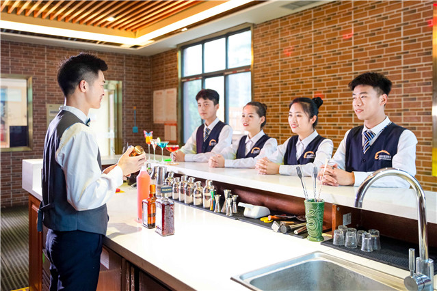 學(xué)習(xí)餐飲酒店管理專業(yè) 從后廚到高管的職業(yè)通道